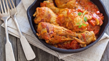 Receta de pollo a la vasca, un guiso sencillo con una salsa deliciosa