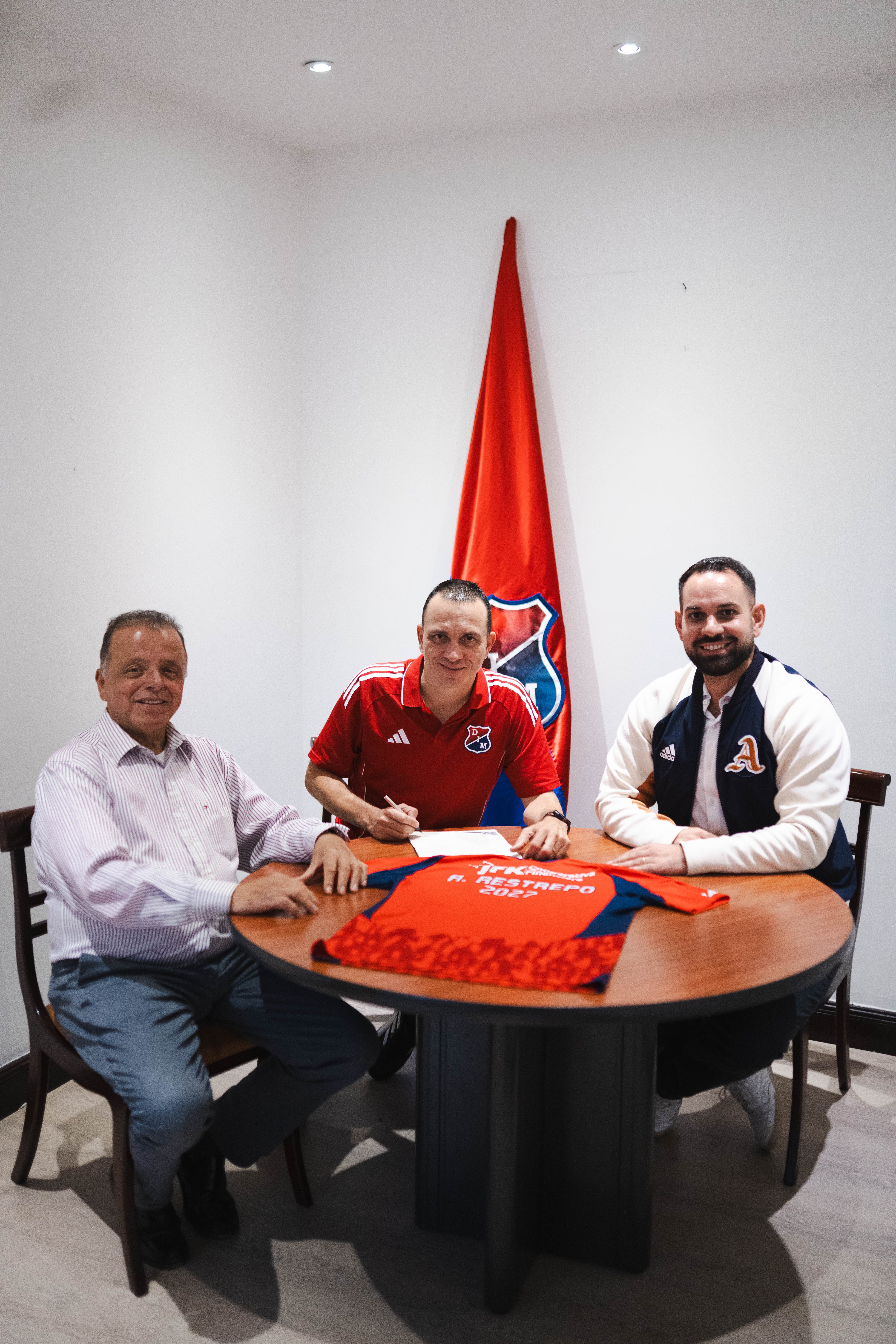 El poderoso de la Montaña anunció la renovación de su director técnico - crédito Jefatura de Prensa de Independiente Medellín