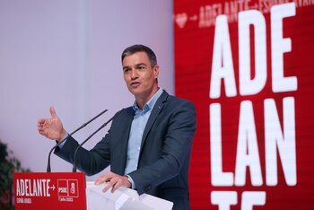 El secretario general del PSOE y presidente del Gobierno, Pedro Sánchez, interviene en la presentación del programa electoral del PSOE para las elecciones generales, este viernes en Madrid. (EFE/ Mariscal)