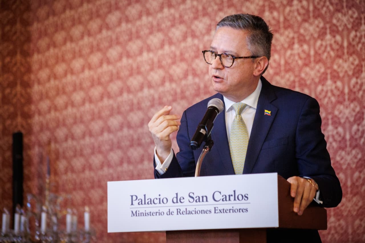 Pedro Agustín Roa Arboleda, viceministro de Asuntos Migratorios, Consulares y Protección Internacional, firmó los decretos en los que se oficializa la eliminación de consulados en Benín y Bulgaria - crédito Cancillería