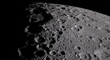 Vista de la curvatura terrestre con masas de nubes y una fina capa verde brillante en el horizonte sobre el fondo del espacio