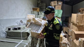 En Bosa se incautaron 165 envases de aceite y más de 14.000 insumos para envasado fraudulento, ninguno de los cuales cumplía normas técnicas ni de seguridad - crédito Mebog