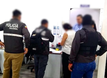 Las autoridades investigan el uso de una supuesta firma falsa en la solicitud de licencia del alcalde.