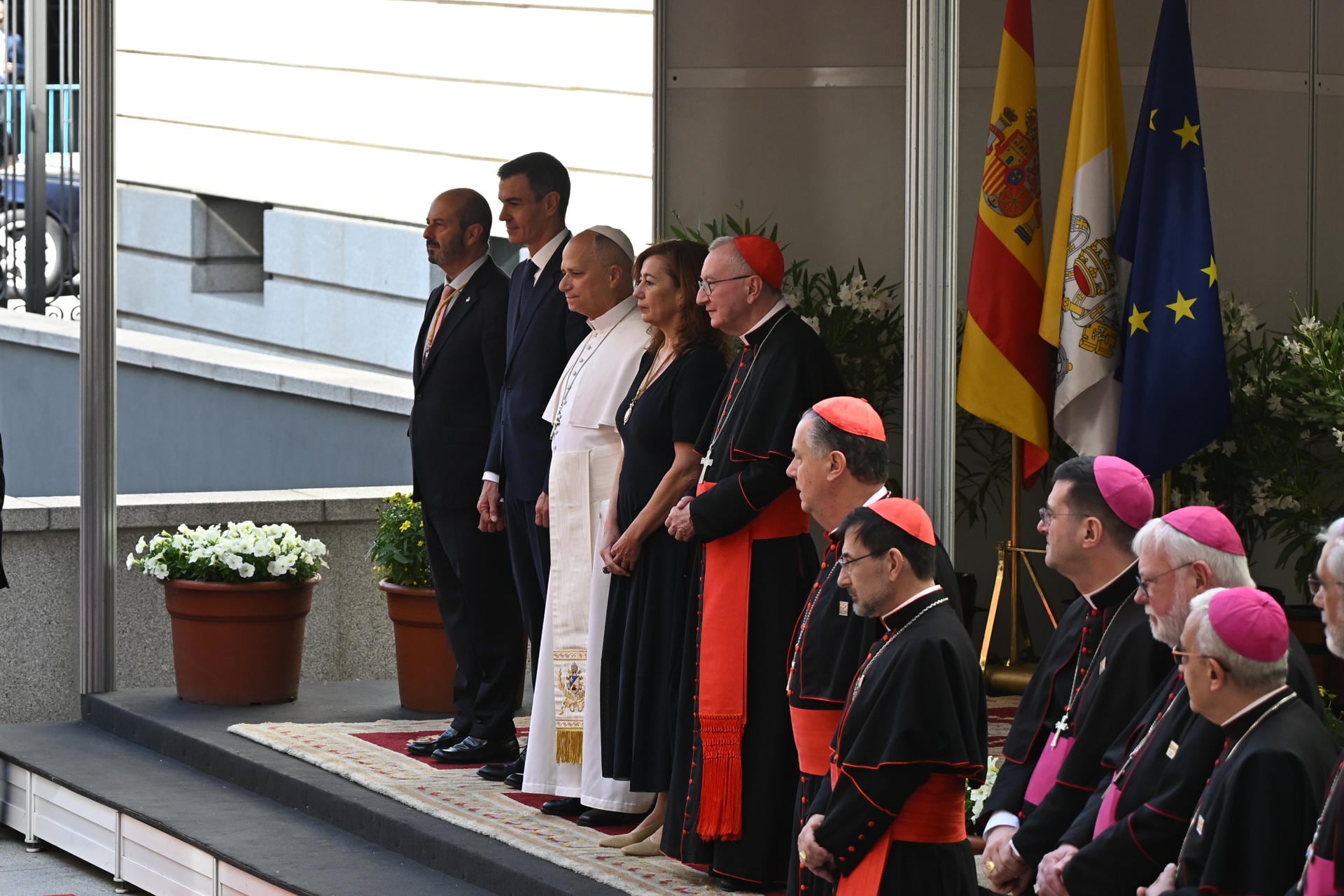 El papa León XIV en las Cortes durante su visita a España, junto a la bandera errónea del Vaticano. (EFE/Fernando Villar)
