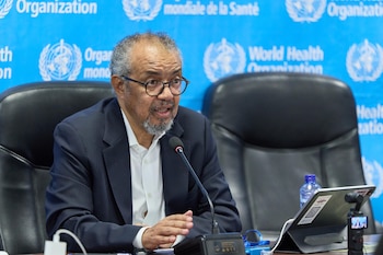 En esta fotografía difundida por la Organización Mundial de la Salud (OMS), Tedros Adhanom Ghebreyesus, director general de la OMS, interviene durante una reunión con socios en Kinsasa, Congo, el miércoles 5 de agosto de 2026 (Organización Mundial de la Salud vía AP)