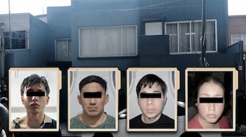 Montaje de la fachada de una casa de tonos fríos con cuatro fichas policiales de tres hombres y una mujer, con ojos censurados, simulando expedientes.