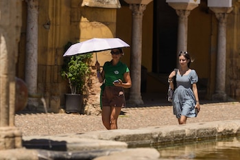 Dos personas pasean por el Patio de los Naranjos en Córdoba, a 10 de junio de 2026. (EFE/ Rafa Alcaide)