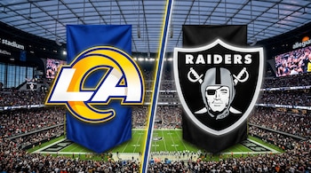 Logotipos de Los Angeles Rams y Las Vegas Raiders divididos al centro frente al interior del Allegiant Stadium repleto de aficionados.