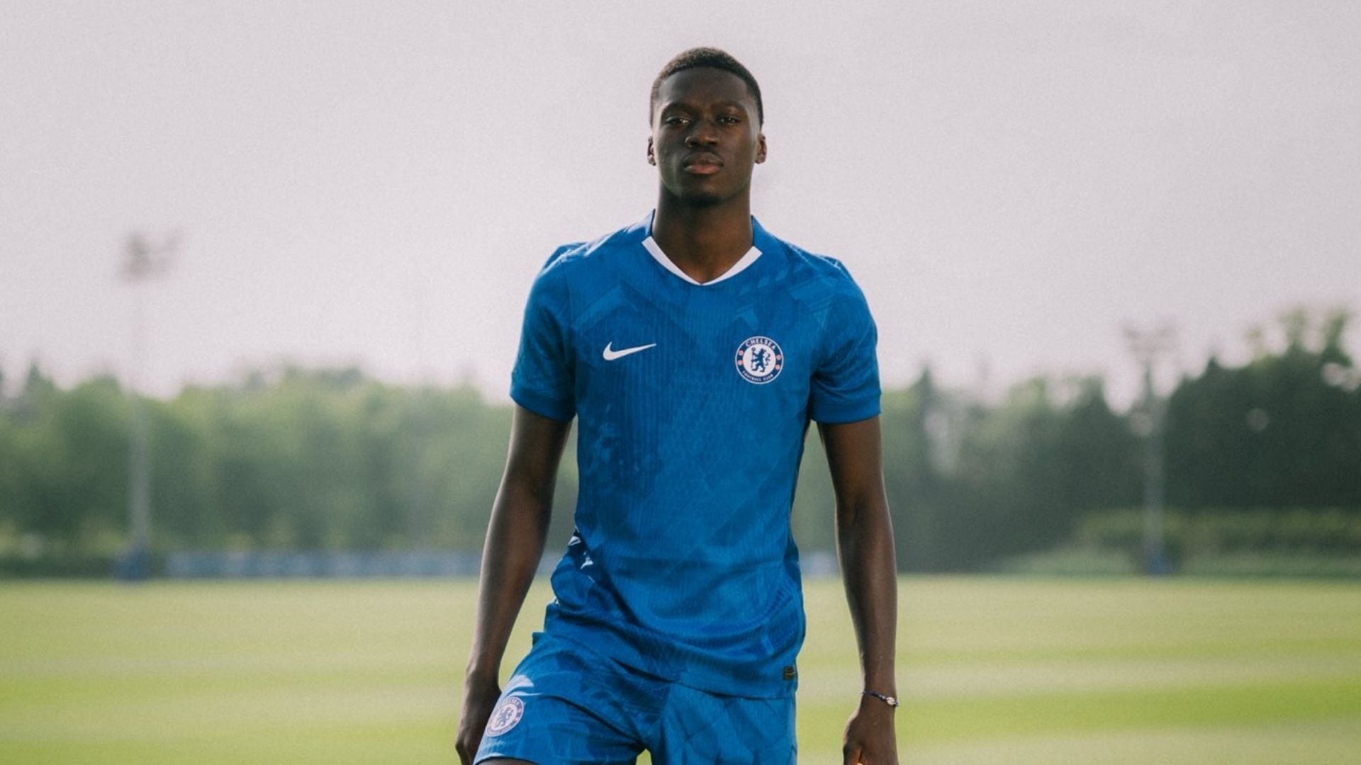 Chelsea pretende repescar a Mamadou Sarr y enviaría a Aron Anselmino en su lugar al Racing Estrasburgo (Crédito: Chelsea)