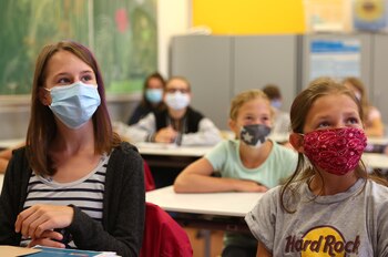 Alumnas de quinto año usan