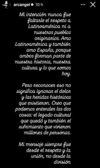 Captura de pantalla de una publicación de Instagram de la cuenta oficial de Arcángel, mostrando un texto en español con letra cursiva blanca sobre fondo negro