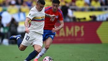 La selección Colombia, usando uniforme conmemorativo por su centenario, se midió ante Chile en Barranquilla - crédito Conmebol