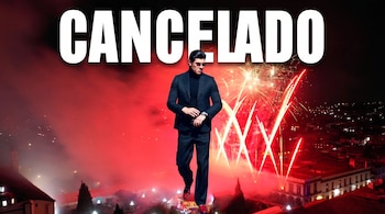 Hombre con traje oscuro, gafas de sol y zapatos rojos sobre fondo de fuegos artificiales rojos y luces de una ciudad nocturna, con texto 'CANCELADO'.