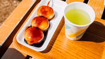 Cómo hacer dango japonés en casa, el dulce a base de bolitas de harina de arroz pinchadas en un palillo