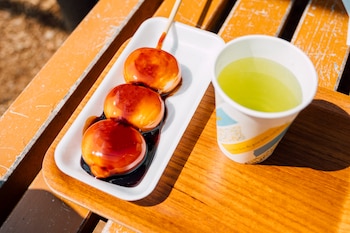 Una ración de dango junto con un vaso de té japonés (Magnific)