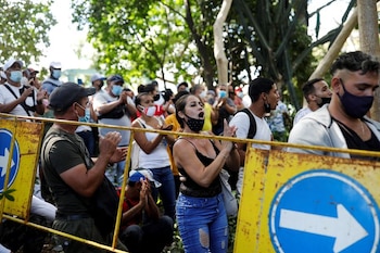 Personas protestan fuera de la