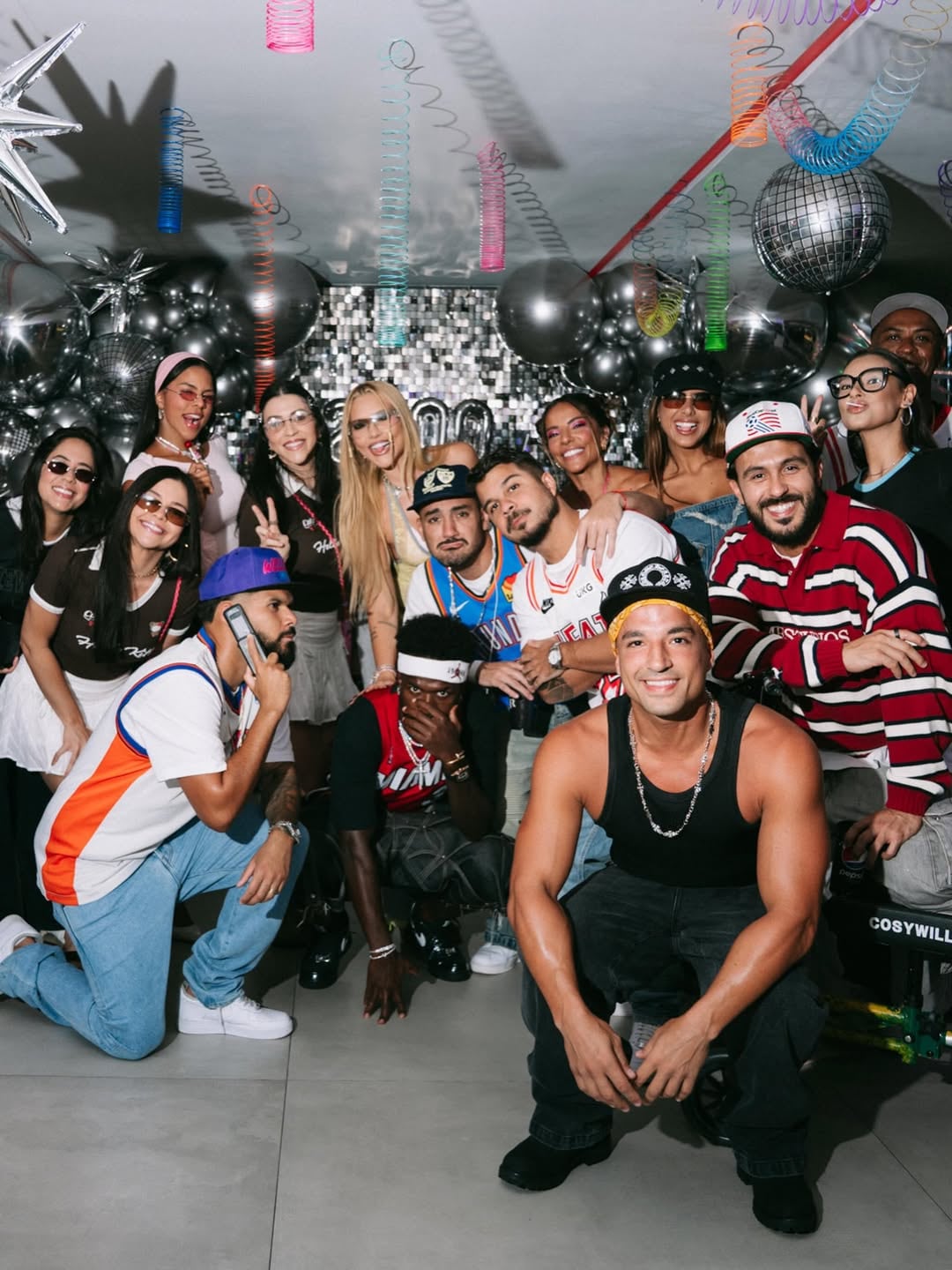 Vinicius Jr. posa con un grupo de amigos en la fiesta previa al inicio de la temporada