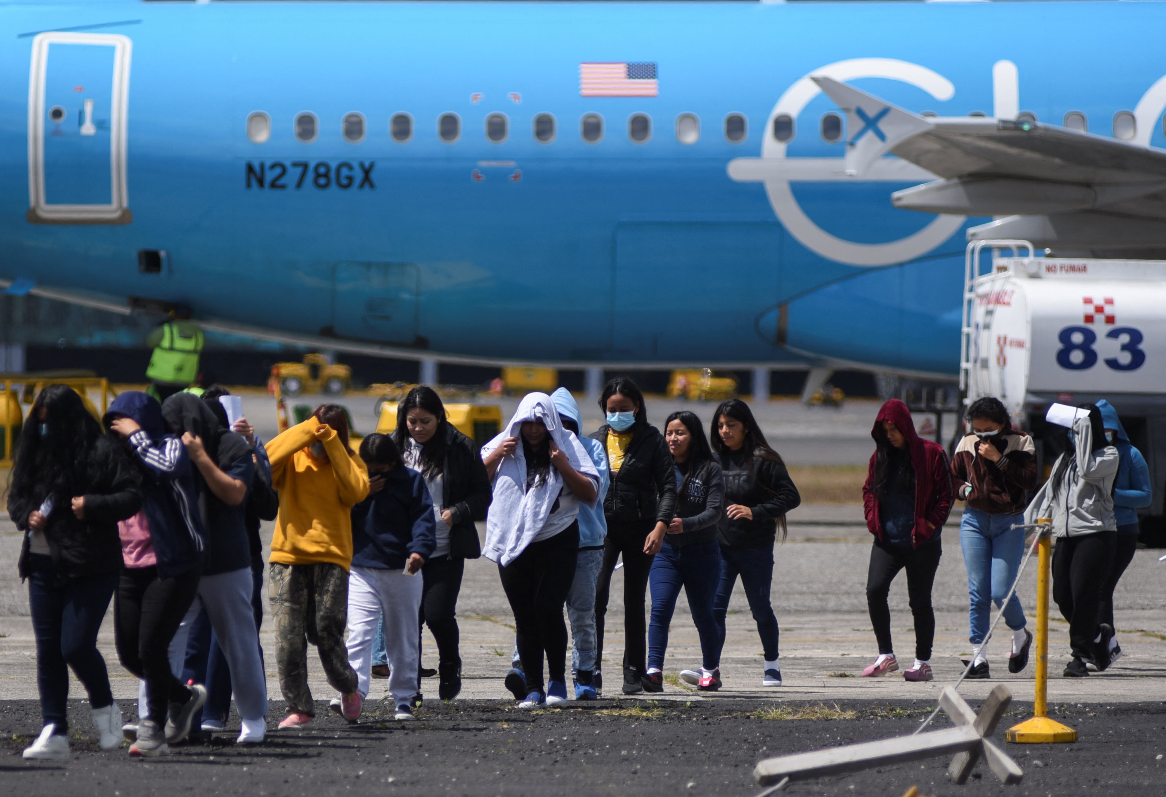 Migrantes guatemaltecos llegan a la base aérea de La Aurora en un vuelo de deportación procedente de Estados Unidos, en Ciudad de Guatemala, Guatemala, el 18 de febrero de 2025. REUTERS/Cristina Chiquin