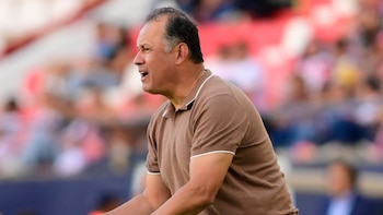 Juan Reynoso perdió en su debut con Necaxa y explicó las dificultades: “No es tan fácil, uno quisiera tener la pretemporada”