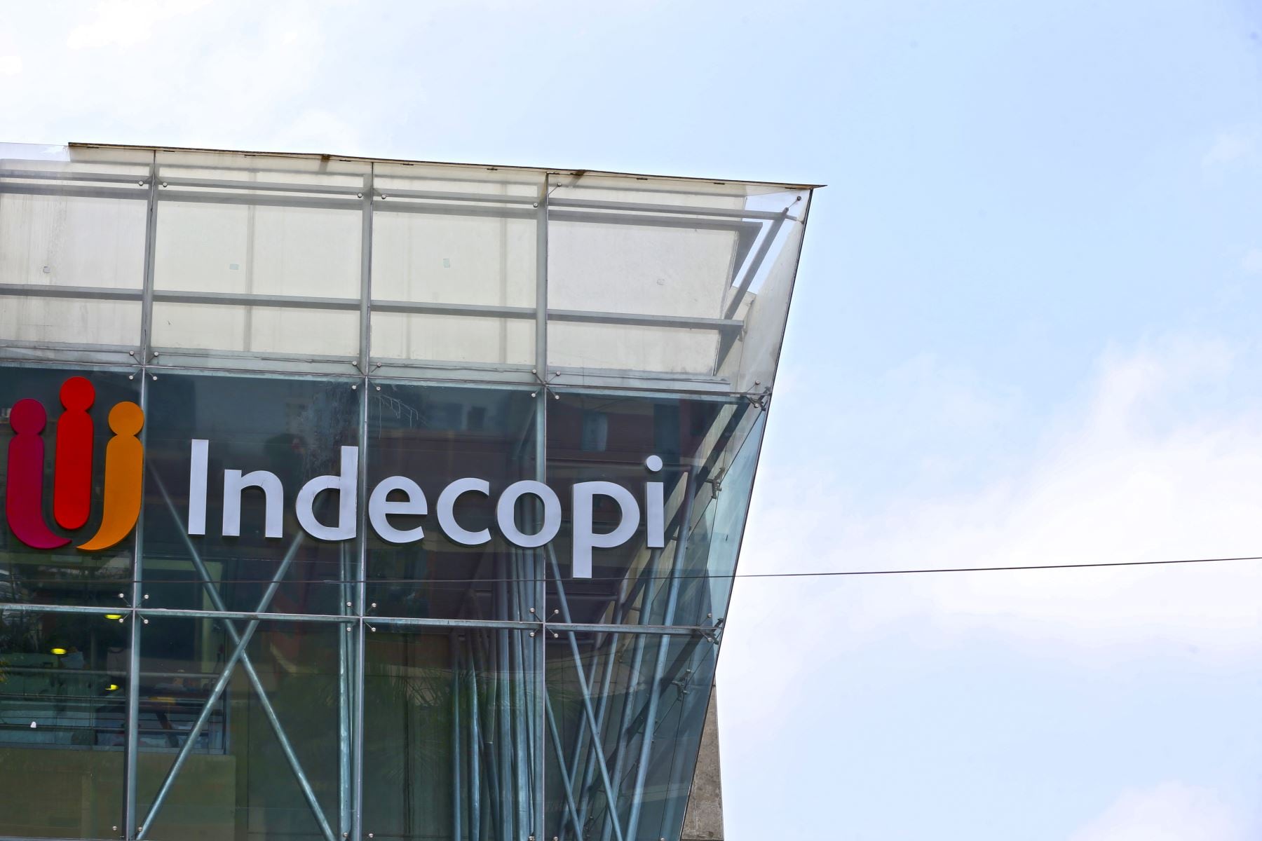 Los interesados deberán llegar al menos 20 minutos antes, presentar su DNI vigente y acreditar como mínimo el 10% del valor de tasación del inmueble. Foto: Indecopi
