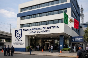 Exterior del edificio de la Fiscalía General de Justicia de la Ciudad de México en Colonia Doctores, con bandera mexicana ondeando, personas y agentes de policía en la entrada.