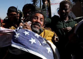 La ofensiva en Taiz y el intento de avanzar hacia Saná agravaron la crisis humanitaria en Yemen, con muertos, heridos y miles de desplazados (EFE/ Yahya Arhab)