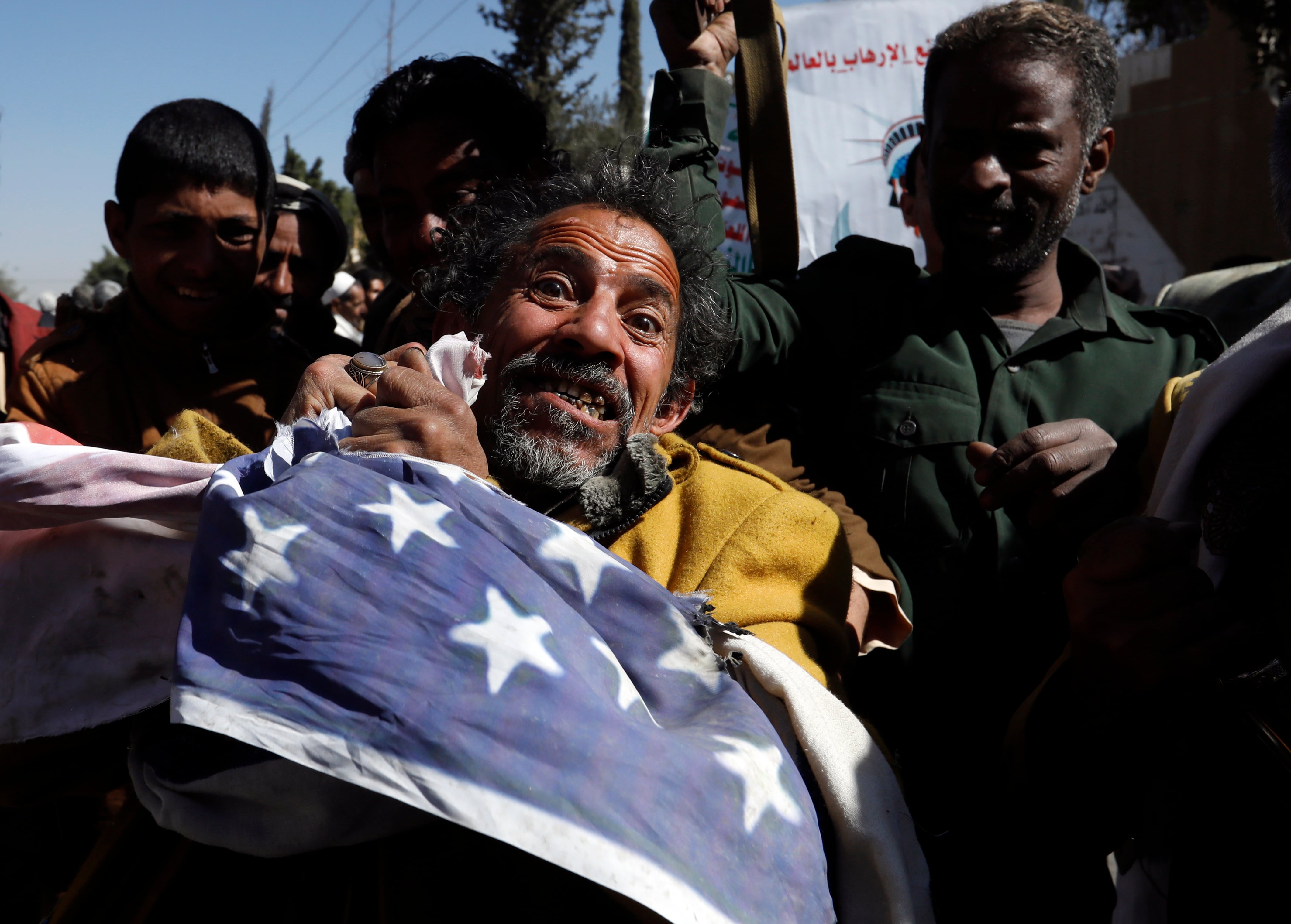 La ofensiva en Taiz y el intento de avanzar hacia Saná agravaron la crisis humanitaria en Yemen, con muertos, heridos y miles de desplazados (EFE/ Yahya Arhab)