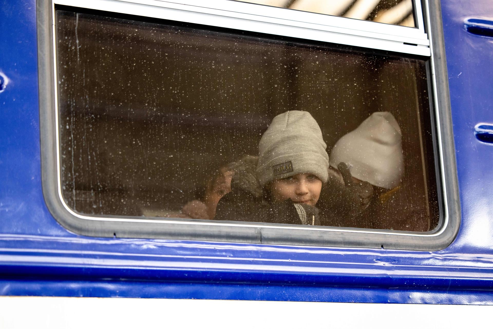 Un niño en un tren en Ucrania (Europa Press)