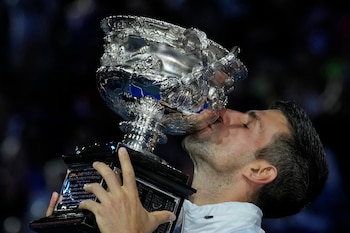 Djokovic busca que sus hijos elijan su propio destino y anticipa una vida ligada al tenis, pero con prioridades renovadas (AP Foto/Aaron Favila)