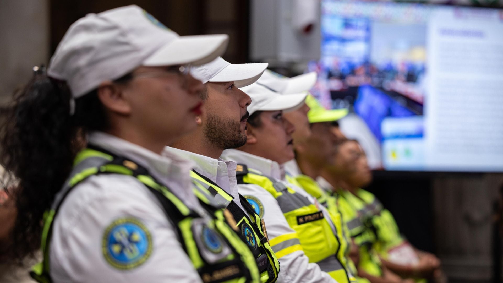 Personal de emergencia, incluyendo paramédicos, participa en una sesión de preparación para el simulacro nacional en la Ciudad de México, mostrando compromiso con la seguridad ciudadana. (Jefatura Gobierno CDMX)