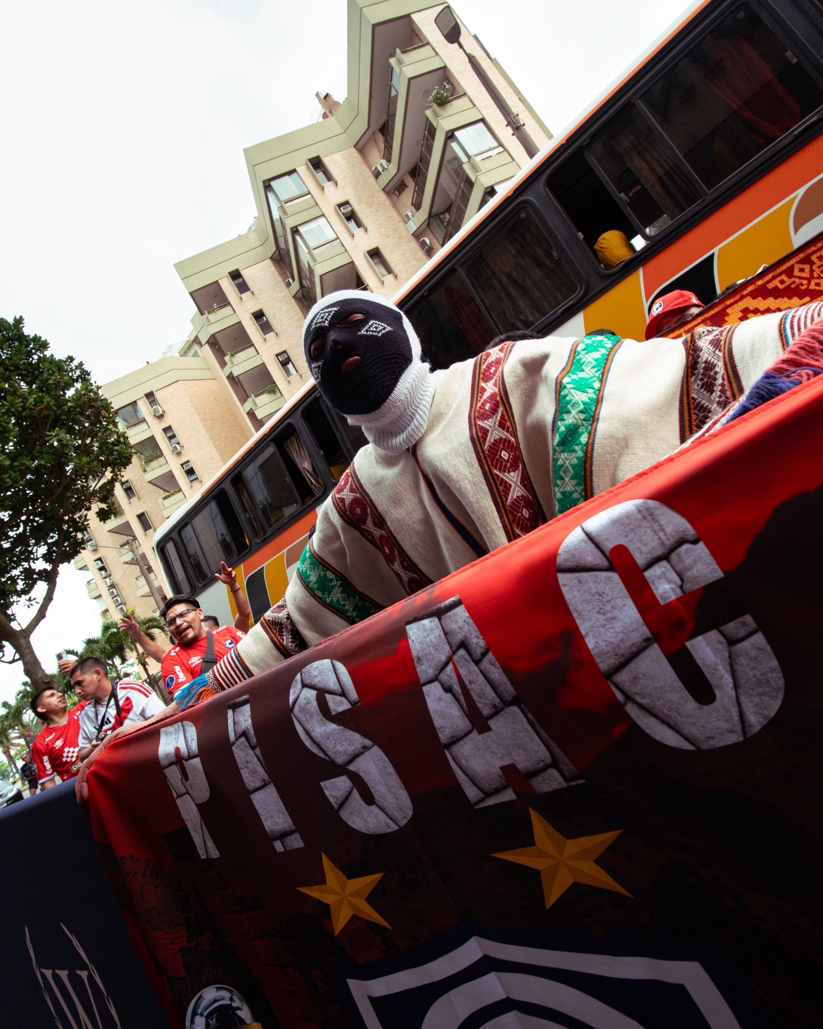 Aficionados del club peruano Cienciano se concentran en las calles de Río de Janeiro con banderolas y atuendos tradicionales previo al encuentro ante Botafogo por la Copa Sudamericana. (@Club_Cienciano)