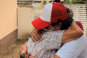 Abrazado con señora. Foto: redes sociales