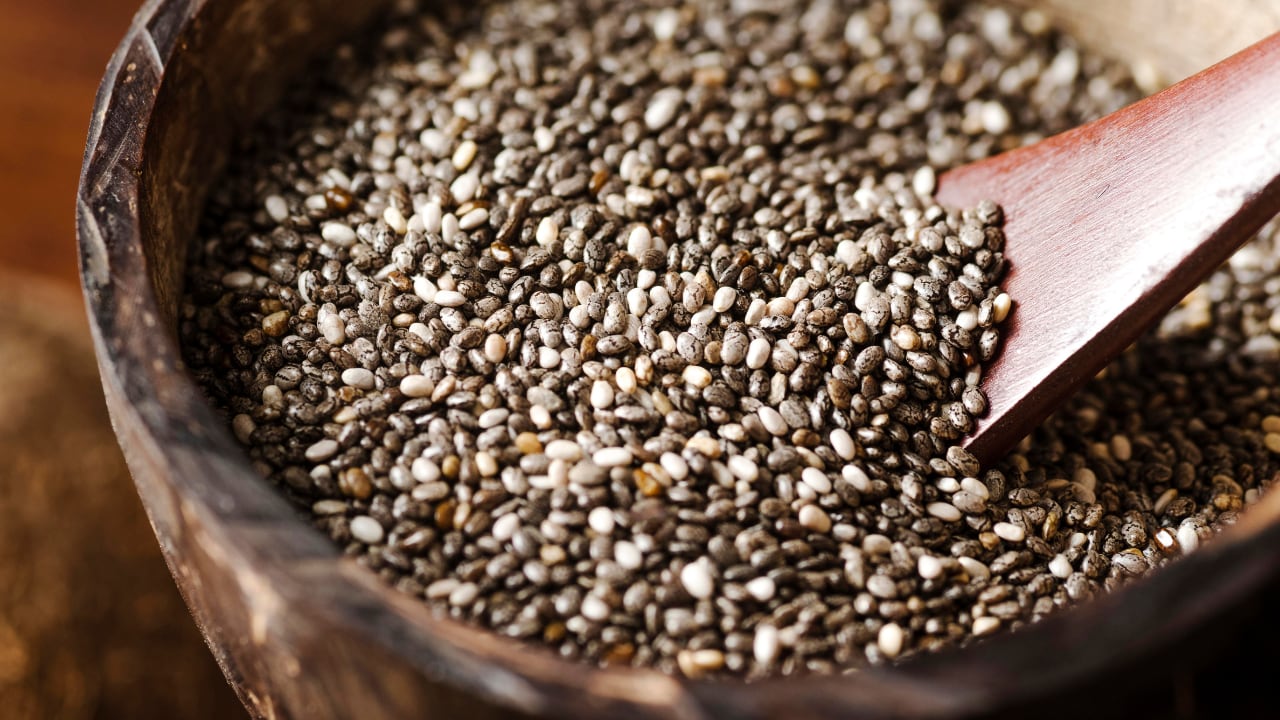 La combinación de semillas de chía con medicamentos antihipertensivos puede provocar una peligrosa disminución de la presión arterial (Freepik)