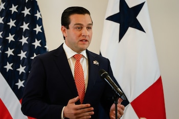 El embajador de Estados Unidos en Panamá, Kevin Marino Cabrera, dio a conocer el aporte de su país para la limpieza ambiental de Darién. EFE/Bienvenido Velasco