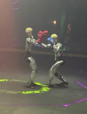 Robots humanoides se enfrentan en