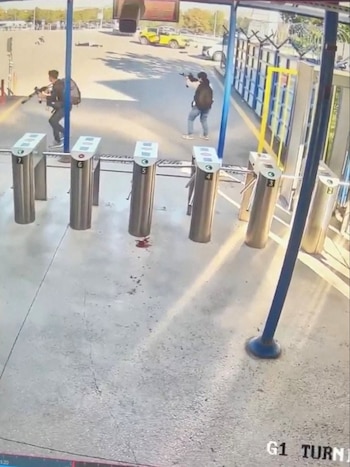 Atacantes armados aparecen en las imágenes de una cámara de seguridad acercándose al edificio de la compañía de aviación turca en Ankara, Turquía, este 23 de octubre de 2024 (REUTERS)