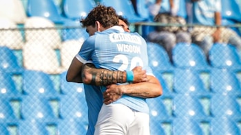 Ian Wisdom recibiendo el abrazo