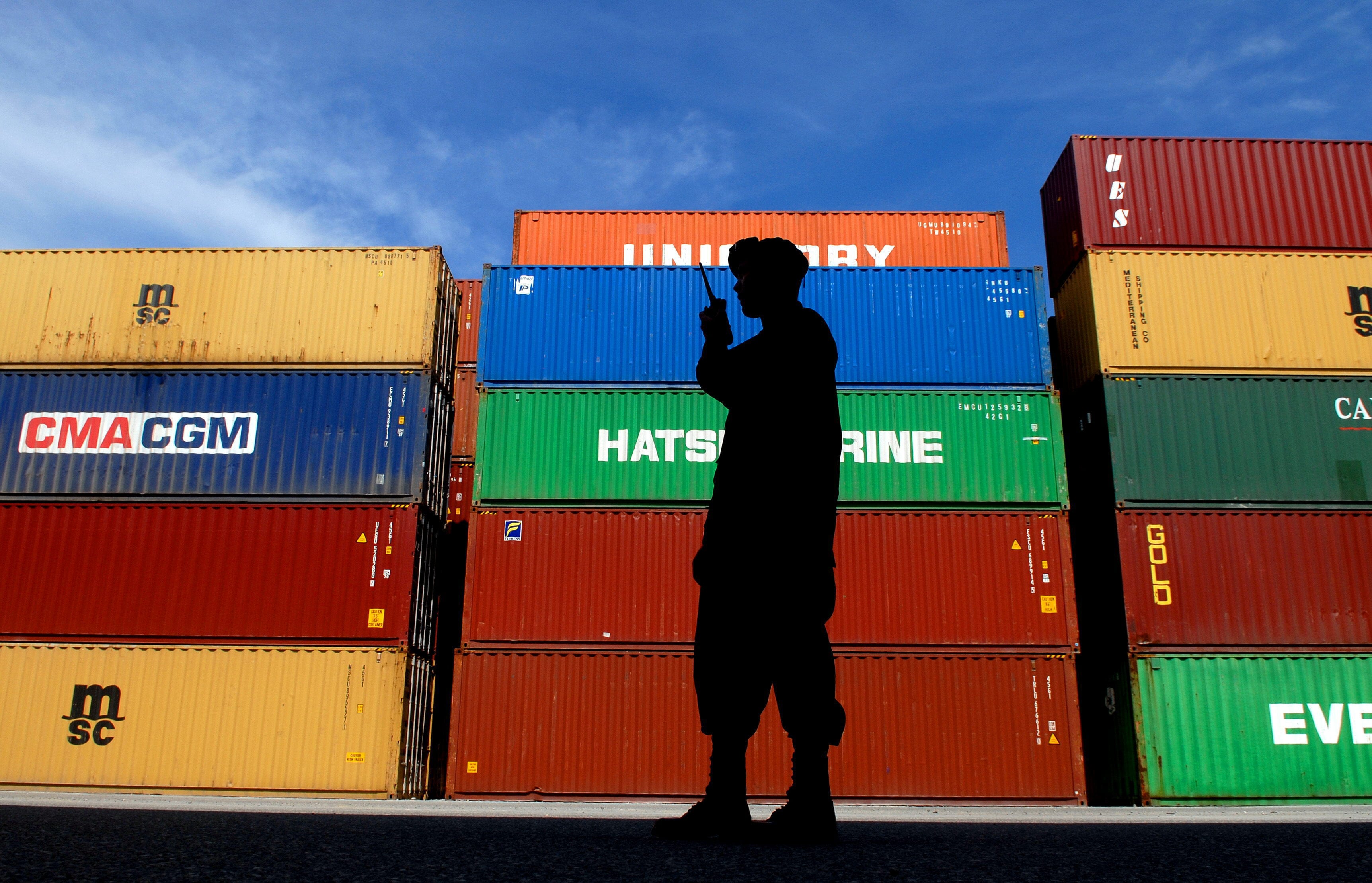 Fotografía de archivo fechada el 29 de junio de 2006 de un guardia de seguridad mientras vigila algunos contenedores de mercancía en el Puerto de Caucedo, en el municipio de Boca Chica, en Santo Domingo (República Dominicana). EFE/Orlando Barría