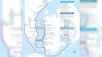 Un mapa detallado de las rutas del NYC Ferry que muestra múltiples líneas conectando Manhattan, Queens, Brooklyn, Bronx y Staten Island a través de los ríos