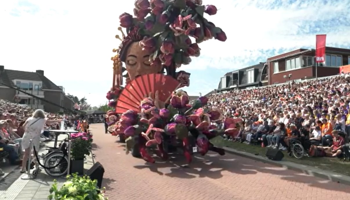 La edición 2026 sumó cerca de ocho millones de flores fijadas a mano en los días previos (Captura de video)