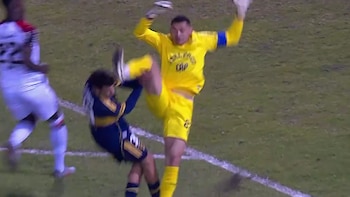 La brutal patada en la cara del arquero de Athletico Paranaense a un juvenil de Boca Juniors: “Totalmente fuera de contexto”