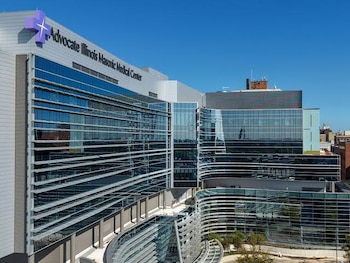 El Departamento de Salud Pública de Chicago clausuró de forma temporal la cafetería y la cocina del hospital Advocate Illinois Masonic tras una inspección sanitaria (Captura de video)