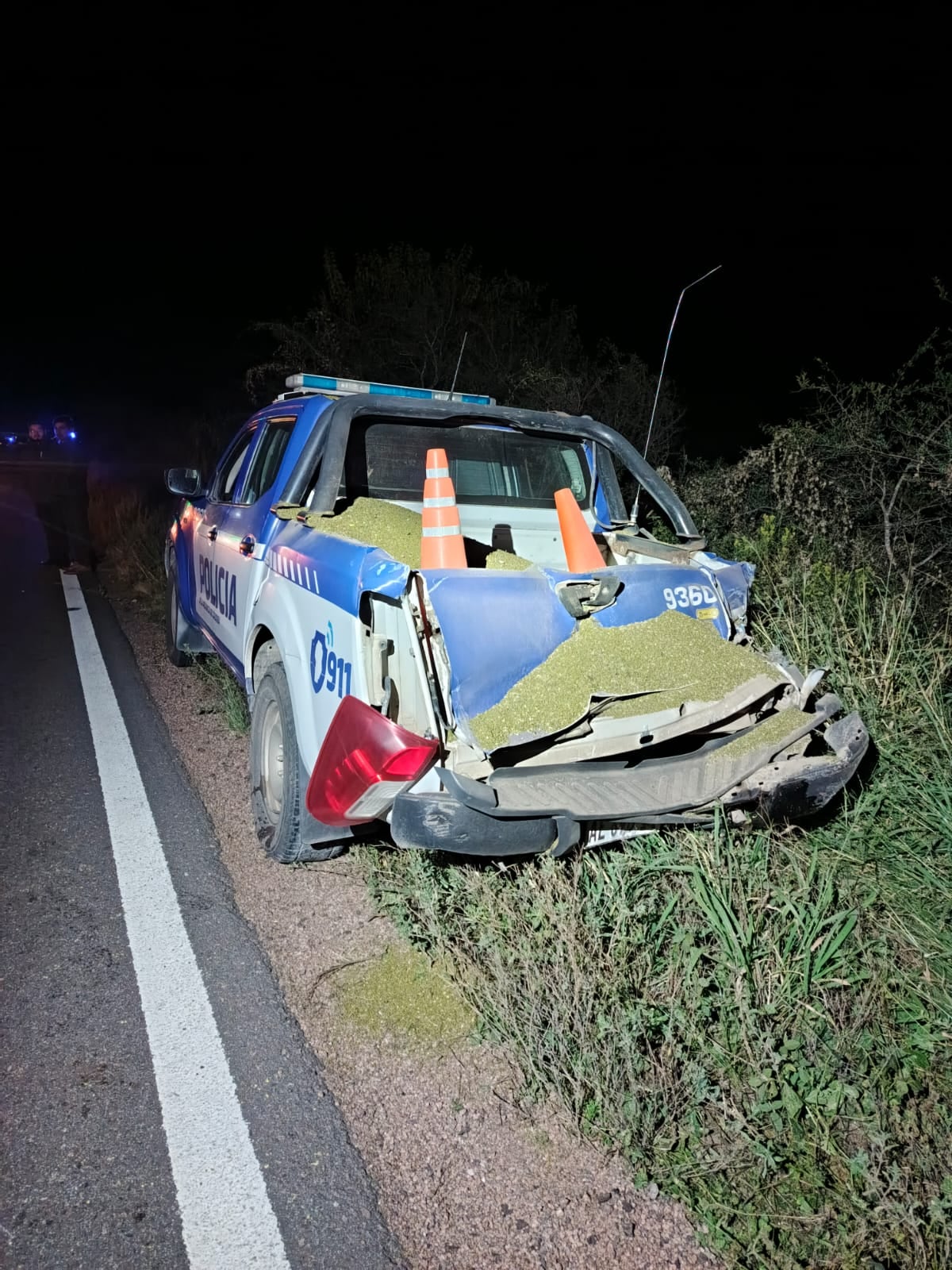 Uno de los móviles de Policía de la Ciudad quedó destruido tras el incidente