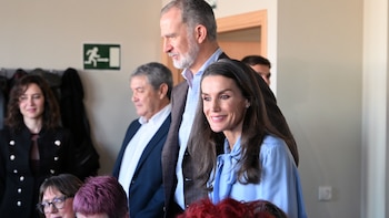Los reyes Felipe y Letizia derrochan cercanía con los vecinos de Entrevías: la reina abre su armario de primavera en su regreso al sur de Madrid