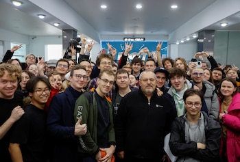 Borís Nadezhdin, vetado como candidato presidencial, junto a estudiantes en Dolgoprudny, región de Moscú. 17 de marzo de 2024. (REUTERS/Stringer)