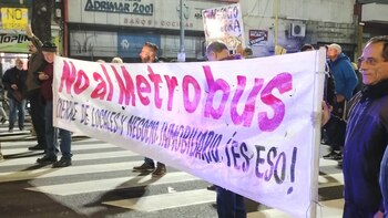 Vecinos y comerciantes protestaron contra las obras del Metrobus Alberdi-Directorio