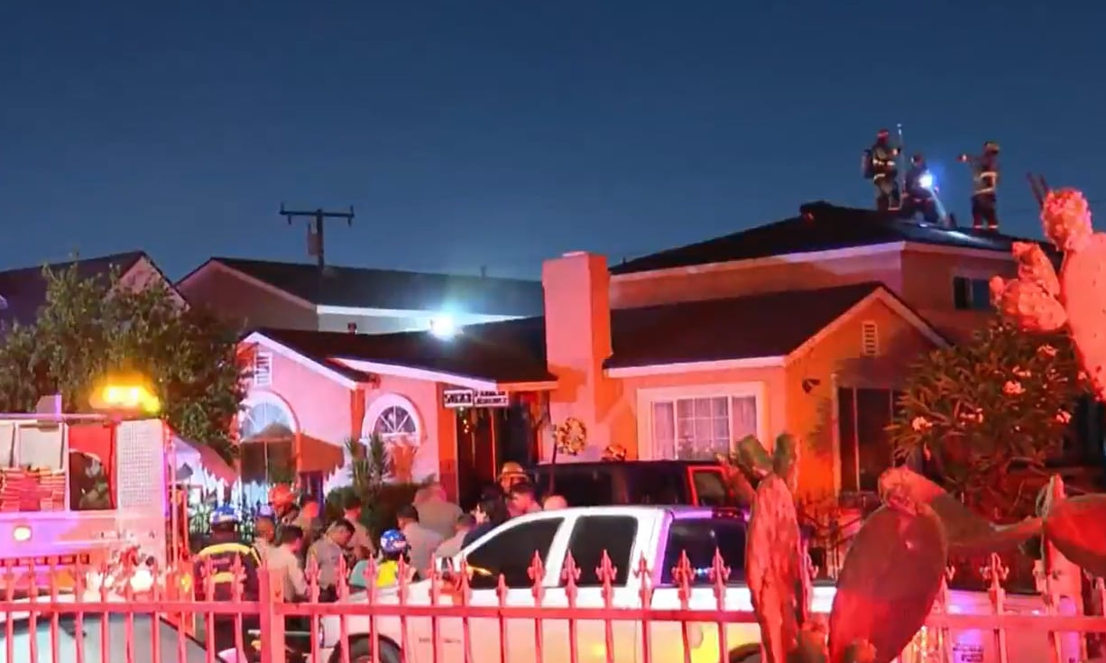 El incendio en la residencia de dos plantas se originó en el primer piso y fue controlado en menos de 20 minutos, según informó el Departamento de Bomberos del Condado de Los Ángeles (OnScene.TV)