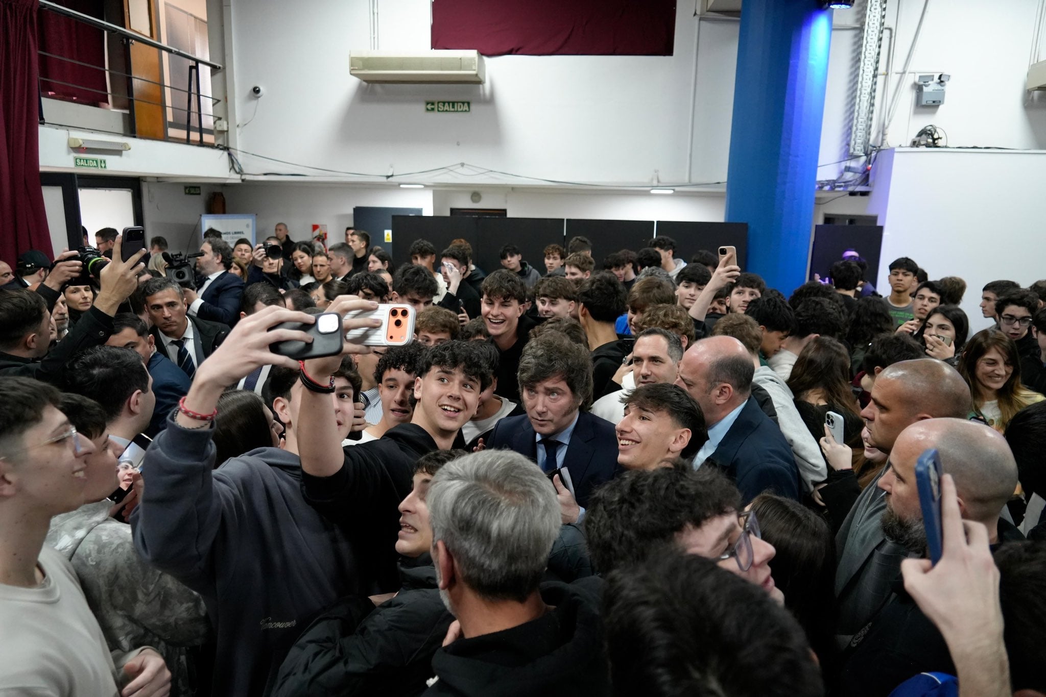 Javier Milei sacándose fotos con alumnos en la Escuela ORT