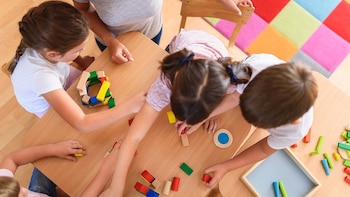 Juego tiene un papel importante en el aprendizaje en preescolar -- pero algunos padres no están de acuerdo, según un estudio