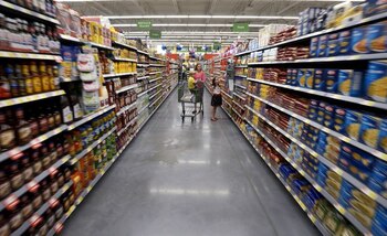 Un supermercado deberá pagarle 8 millones de pesos a una niña que se fracturó porque le cayeron encima canastos de tomates